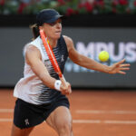Poľka Iga Swiatek vracia loptu Talianke Elisabette Cocciarettovej počas ich zápasu na tenisovom turnaji Italian Open v Ríme v nedeľu 10. mája 2026.