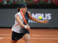 Iga Swiatek porazil Naomi Osakaovú, aby sa dostala do štvrťfinále Italian Open Poľka Iga Swiatek vracia loptu Talianke Elisabette Cocciarettovej počas ich zápasu na tenisovom turnaji Italian Open v Ríme v nedeľu 10. mája 2026.