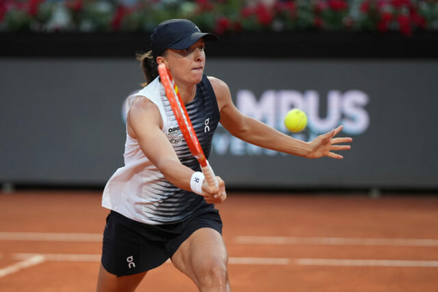 Poľka Iga Swiatek vracia loptu Talianke Elisabette Cocciarettovej počas ich zápasu na tenisovom turnaji Italian Open v Ríme v nedeľu 10. mája 2026. 