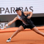 Iga Swiatek z Poľska vracia loptu Jessice Pegulovej zo Spojených štátov amerických počas ich štvrťfinálového zápasu na tenisovom turnaji Italian Open v Ríme, v stredu 13. mája 2026.