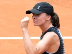Iga Swiatek víta Rafaela Nadala po víťazstve v poslednom zápase Roland Garros Iga Swiatek víta Rafaela Nadala po víťazstve v poslednom zápase Roland Garros