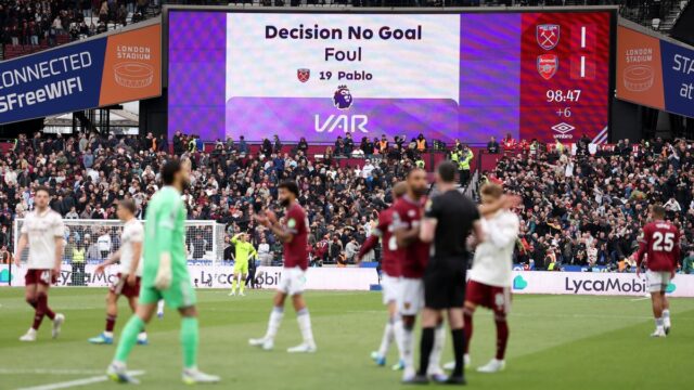 Tabuľa LED zobrazuje rozhodnutie VAR, ktoré neuznalo gól, ktorý strelil Callum Wilson z West Ham United