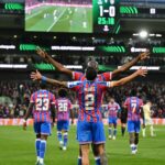 Daniel Munoz oslavuje s Jean-Philippe Matetom po strelení prvého gólu počas zápasu Európskej konferenčnej ligy UEFA medzi Crystal Palace FC a FC Shakhtar Doneck v Selhurst Parku.