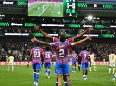 Ikona Premier League víta pred európskym finále „výnimočný“ Crystal Palace Daniel Munoz oslavuje s Jean-Philippe Matetom po strelení prvého gólu počas zápasu Európskej konferenčnej ligy UEFA medzi Crystal Palace FC a FC Shakhtar Doneck v Selhurst Parku.