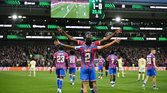 Daniel Munoz oslavuje s Jean-Philippe Matetom po strelení prvého gólu počas zápasu Európskej konferenčnej ligy UEFA medzi Crystal Palace FC a FC Shakhtar Doneck v Selhurst Parku. 