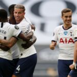 Hráči Tottenhamu oslavujú gól Tobyho Alderweirelda