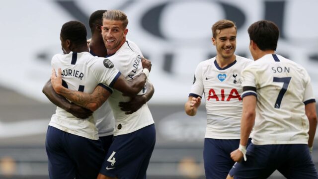 Hráči Tottenhamu oslavujú gól Tobyho Alderweirelda