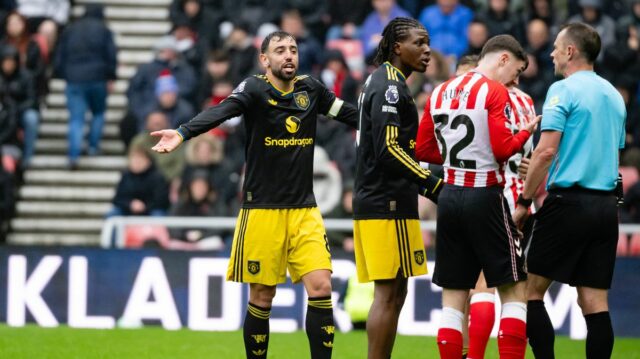 Bruno Fernandes bol zapojený do incidentu Manchestru United s červenou kartou proti Sunderlandu, ktorý nechal Mikea Deana vidieť