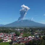Indonézska sopka Mount Merapi vybuchla a vyvrhla popol do neba | Sopky