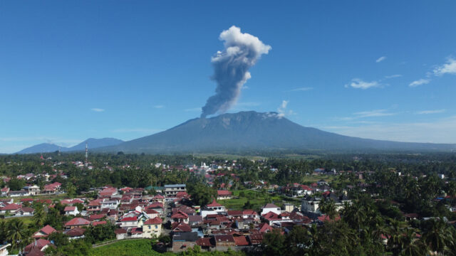 Indonézska sopka Mount Merapi vybuchla a vyvrhla popol do neba | Sopky
