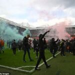 Čoraz hlučnejší protest čoskoro prerástol do veľkej bezpečnostnej operácie na Old Trafford, keď bol v roku 2021 zrušený zápas Man United vs Liverpool.