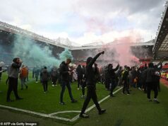 Inside Man United zrušený súboj s Liverpoolom – po piatich rokoch: Fanúšikovia zaútočili na šatňu Old Trafford, napadli Jamieho Carraghera… a čo si šéfovia klubov SKUTOČNE mysleli o televíznom prenose Čoraz hlučnejší protest čoskoro prerástol do veľkej bezpečnostnej operácie na Old Trafford, keď bol v roku 2021 zrušený zápas Man United vs Liverpool.