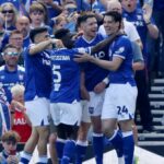 IPSWICH, ANGLICKO - 2. MÁJ: George Hirst z Ipswich Town oslavuje so spoluhráčmi zo strelenia prvého gólu svojho tímu počas zápasu Sky Bet Championship medzi Ipswich Town a Queens Park Rangers na Portman Road 2. mája 2026 v Ipswichi v Anglicku. (Foto Paul Harding/Getty Images)