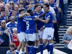 Ipswich postúpil do Premier League, keď Wrexham vynechal posledný deň šampionátu IPSWICH, ANGLICKO - 2. MÁJ: George Hirst z Ipswich Town oslavuje so spoluhráčmi zo strelenia prvého gólu svojho tímu počas zápasu Sky Bet Championship medzi Ipswich Town a Queens Park Rangers na Portman Road 2. mája 2026 v Ipswichi v Anglicku. (Foto Paul Harding/Getty Images)