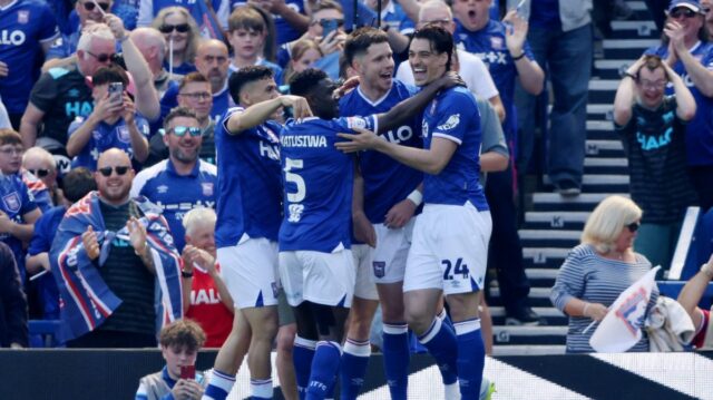 IPSWICH, ANGLICKO - 2. MÁJ: George Hirst z Ipswich Town oslavuje so spoluhráčmi zo strelenia prvého gólu svojho tímu počas zápasu Sky Bet Championship medzi Ipswich Town a Queens Park Rangers na Portman Road 2. mája 2026 v Ipswichi v Anglicku. (Foto Paul Harding/Getty Images)
