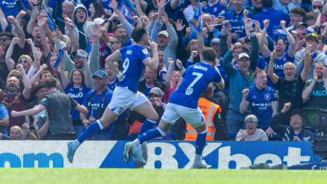 Ipswich spečatil postup späť do PL, keď Hull porazil Wrexham, Derby a získal konečné miesto v play-off Championship
