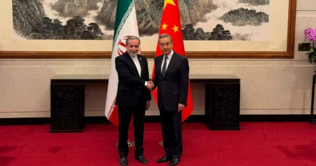 Iránsky Araghchi rokuje s čínskym Wang Yi v Pekingu | Americko-izraelská vojna proti Iran News

