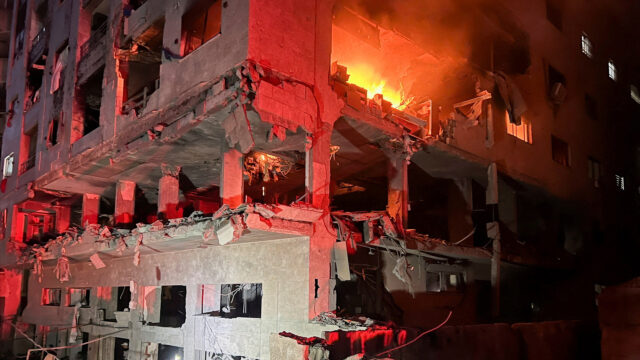 Izrael podniká smrtiace letecké útoky na obytný dom v meste Gaza | Slučka
