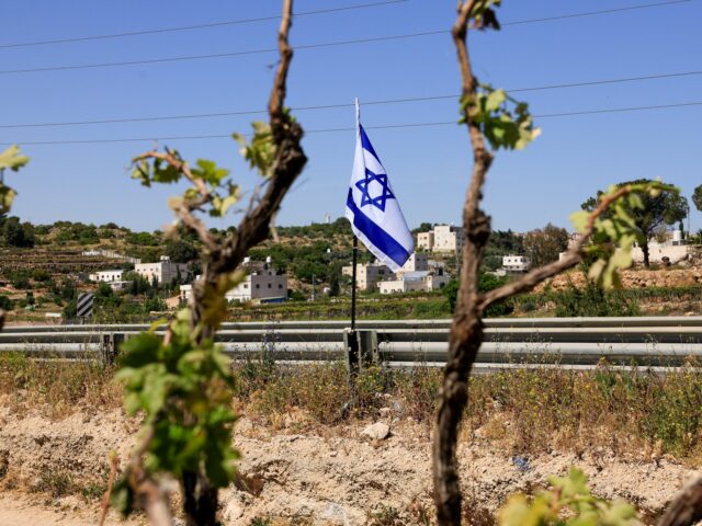 Izraelskí osadníci nútia palestínsku rodinu exhumovať a znovu pochovať svojho otca | Správy o konflikte medzi Izraelom a Palestínou
