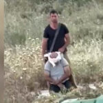 Izraelský osadník si zaviaže oči a zadržiava Palestínčanov na okupovanom Západnom brehu | Správy o konflikte medzi Izraelom a Palestínou