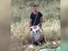 Izraelský osadník si zaviaže oči a zadržiava Palestínčanov na okupovanom Západnom brehu | Správy o konflikte medzi Izraelom a Palestínou Izraelský osadník si zaviaže oči a zadržiava Palestínčanov na okupovanom Západnom brehu | Správy o konflikte medzi Izraelom a Palestínou