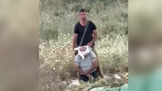 Izraelský osadník si zaviaže oči a zadržiava Palestínčanov na okupovanom Západnom brehu | Správy o konflikte medzi Izraelom a Palestínou
