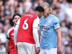 JEFF POWELL: Pokazený titul Arsenalu by mal byť označený hviezdičkou. Niet divu, že konšpiračné teórie o zriadení uprednostňujúcich kluby sú rozšírené, vzhľadom na pomoc zvonka, ktorú mali. Gabriel z Arsenalu nebol vylúčený za hlavičku proti Man City, a preto ušetril trest