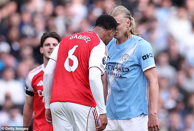 JEFF POWELL: Pokazený titul Arsenalu by mal byť označený hviezdičkou. Gabriel z Arsenalu nebol vylúčený za hlavičku proti Man City, a preto ušetril trest