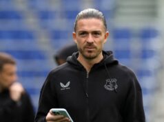 Jack Grealish ukazuje skutočné farby v rozhodcovskom rozhovore po smútku Evertonu v Man City Jack Grealish sa pozerá pred zápasom Evertonu