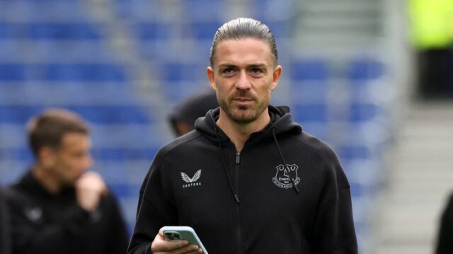 Jack Grealish sa pozerá pred zápasom Evertonu