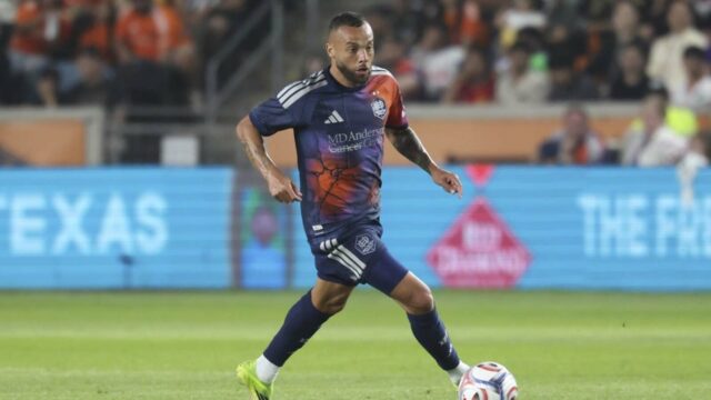 Jack McGlynn sa vzpriamil, keď Dynamo prechádzalo okolo LAFC
