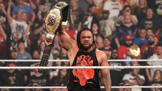 Jacob Fatu porazil Romana Reigna prostredníctvom oznamovacej tabuľky na WWE Jacob Fatu porazil Romana Reigna prostredníctvom oznamovacej tabuľky na WWE Raw