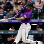 30. mája 2026; Denver, Colorado, USA; Šev bejzbalu sa roztrhol na švihu od ľavého hráča v poli Colorado Rockies Sterlina Thompsona (30) v tretej smene proti San Francisco Giants na Coors Field. Povinný kredit: Isaiah J. Downing-Imagn Images