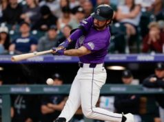 Jake McCarthy (4 RBI), Rockies predĺžili sériu prehier Giants 30. mája 2026; Denver, Colorado, USA; Šev bejzbalu sa roztrhol na švihu od ľavého hráča v poli Colorado Rockies Sterlina Thompsona (30) v tretej smene proti San Francisco Giants na Coors Field. Povinný kredit: Isaiah J. Downing-Imagn Images