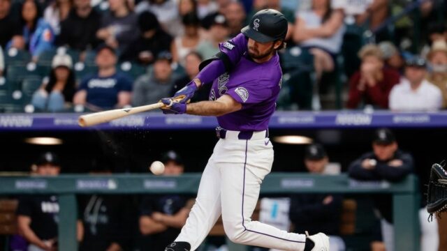 30. mája 2026; Denver, Colorado, USA; Šev bejzbalu sa roztrhol na švihu od ľavého hráča v poli Colorado Rockies Sterlina Thompsona (30) v tretej smene proti San Francisco Giants na Coors Field. Povinný kredit: Isaiah J. Downing-Imagn Images