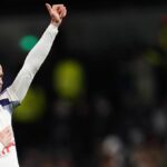James Maddison ďakuje priaznivcom Tottenhamu Hotspur po návrate po zranení počas zápasu Premier League proti Leeds United.