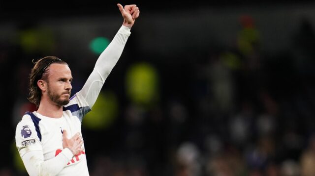 James Maddison ďakuje priaznivcom Tottenhamu Hotspur po návrate po zranení počas zápasu Premier League proti Leeds United.
