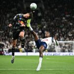Jamie Carragher kritizoval Mathysa Tela za jeho „šialený“ kop nad hlavou, ktorý viedol k penalte pre Leeds