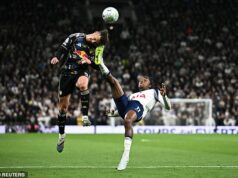 Jamie Carragher sa zbláznil z Mathysa Tela po tom, čo hviezda Tottenhamu „smiešnym“ kopom nad hlavou uznala rozhodujúcu penaltu pri remíze 1:1 s Leedsom Jamie Carragher kritizoval Mathysa Tela za jeho „šialený“ kop nad hlavou, ktorý viedol k penalte pre Leeds
