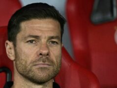 Jamie Carragher tvrdí, že Xabi Alonso „omyl“, keďže Chelsea pokračuje v rozhovoroch s novým hlavným trénerom Xabi Alonso