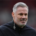 MANCHESTER, ANGLICKO - 3. MÁJ: Vedec Sky Sports Jamie Carragher počas zápasu Premier League medzi Manchestrom United a Liverpoolom na Old Trafford 3. mája 2026 v Manchestri v Anglicku. (Foto: James Gill – Danehouse/Getty Images)