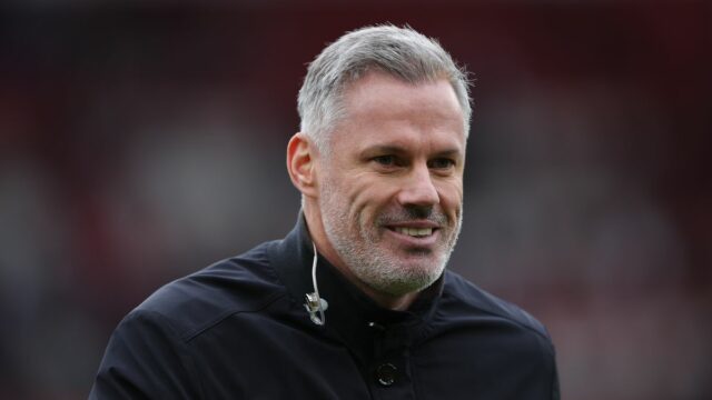MANCHESTER, ANGLICKO - 3. MÁJ: Vedec Sky Sports Jamie Carragher počas zápasu Premier League medzi Manchestrom United a Liverpoolom na Old Trafford 3. mája 2026 v Manchestri v Anglicku. (Foto: James Gill – Danehouse/Getty Images)
