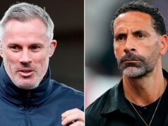 Jamie Carragher zničí Rio Ferdinand, keď sa obnoví spor medzi ikonami Man Utd a Liverpoolu MANCHESTER, ANGLICKO - 20. SEPTEMBER: Rio Ferdinand z Manchestru United oslavuje so svojimi spoluhráčmi po tom, čo Mikael Silvestre strelil tretí gól počas zápasu Barclays Premiership medzi Manchestrom United a Liverpoolom na Old Trafford 20. septembra 2004 v anglickom Manchestri. (Foto Chris Coleman/Manchester United cez Getty Images)