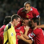 MANCHESTER, ANGLICKO - 14. marca: Vedci Rio Ferdinand a Jamie Carragher zdieľajú vtip počas zápasu 16. kola Ligy majstrov UEFA medzi Manchestrom City a RB Lipsko na Etihad Stadium 14. marca 2023 v Manchestri v Anglicku. (Foto: James Gill – Danehouse/Getty Images)