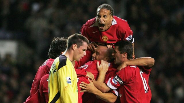 MANCHESTER, ANGLICKO - 14. marca: Vedci Rio Ferdinand a Jamie Carragher zdieľajú vtip počas zápasu 16. kola Ligy majstrov UEFA medzi Manchestrom City a RB Lipsko na Etihad Stadium 14. marca 2023 v Manchestri v Anglicku. (Foto: James Gill – Danehouse/Getty Images)