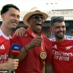Ian Wright (uprostred) sa ocitol v centre osláv titulu Arsenalu v Premier League