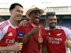 Jamie Redknapp obviňuje Iana Wrighta z „plného Salt Bae“, keď zanechá svoju prácu experta Sky Sports, aby oslavoval s hviezdami Arsenalu, ktorí získali titul – a nosil jednu z ich medailí! Ian Wright (uprostred) sa ocitol v centre osláv titulu Arsenalu v Premier League