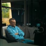 Jamie Vardy sedí na gauči pred kamerami