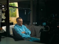 Jamie Vardy narába s „veľkým dreveným c**kom“, keď sa predvádza doma v novom dokumente Netflix Jamie Vardy sedí na gauči pred kamerami