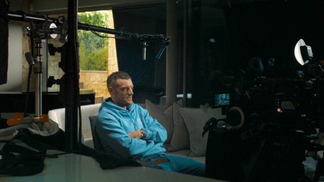 Jamie Vardy sedí na gauči pred kamerami